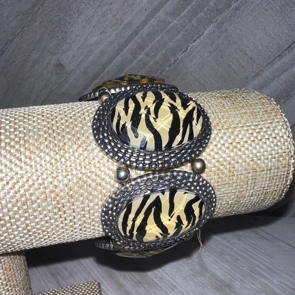 Jewelry - Animal print chunky bracelet